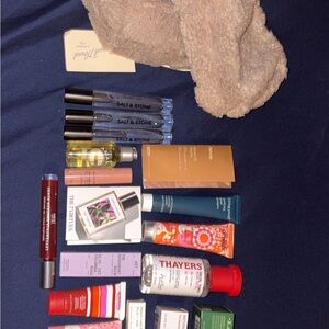 Luxury beauty sample bundle + cosmetic bag 🧴✨